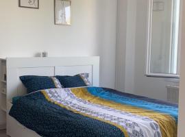 Chambre double 10 min du circuit, Hotel in Allonnes