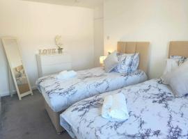 Monmouth House Aylesbury Premier Quality Accommodation For Contractors Professionals and Larger Families Sleeps Up to 6 Guests, apartment in Buckinghamshire
