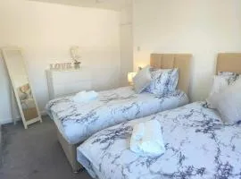 Monmouth House Aylesbury Premier Quality Accommodation For Contractors Professionals and Larger Families Sleeps Up to 6 Guests