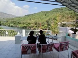 Corner 9 by the lake