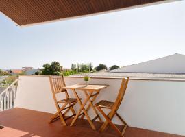 KING SIZE Bed with Air Conditioning near the BEACH & FREE Street Parking, hotelli kohteessa Canidelo