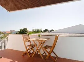 KING SIZE Bed with Air Conditioning near the BEACH & FREE Street Parking