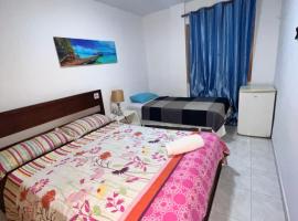 ROOM IN THE CENTER FAMILY APARTMeNT, hotel di Manacor