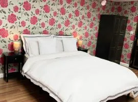 Entire PinkApt - Free parking - Up to 4 guests - 3 beds - Close to city centre
