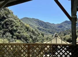 Topanga Panoramic with Private Deck Creek and Trails – hotel w mieście Topanga