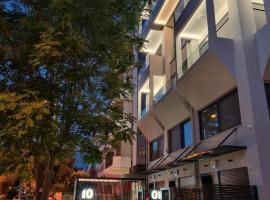10 Apartments & Suites Athens, apart-hotel u Atini