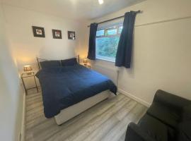 Cheerful 4 bed house, hotel in Manchester