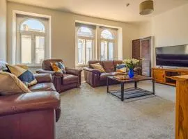 Castleview Coastal Comfort With 2 parking spaces