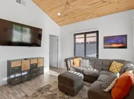 Hummingbird Harmony House with BBQ and Hot Tub in Downtown Phoenix