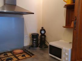 2 Frère Genestier, hotel in Pontgibaud