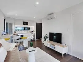 Modern Family Home 7km Airport Free Park