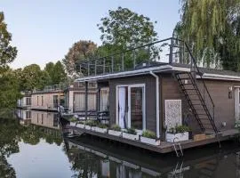 Tamanzi Taggs-floating home on idyllic island