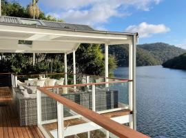 NINE at Berowra Waters, luxury waterfront with hot tub, hotel v destinaci Berrilee