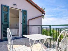 2 Bedroom Beautiful Home In Cogorno, hotel di Cogorno