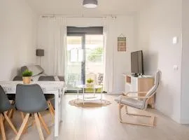 Apartamento nuevo, Disfruta del silencio, familias con niños, aire acondicionado, 2 baños, Wifi, terraza, playa, toallas y sombrillas