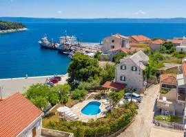 Villa Bonaca Perfect location for a holiday with friends or family, heated pool