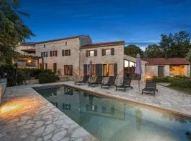 Casa 42 pet friendly for 9 people in Central Istria with salt - water pool
