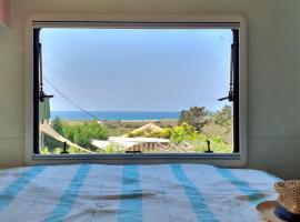 Cozy Seaview Glamping Caravan, hotel v destinaci HaBonim