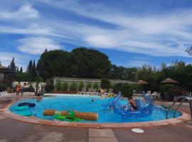 Relais du Salagou - Chalets climatisés proche Lac du Salagou, hotel v destinaci Le Bosc