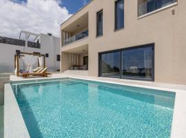 New Villa Coco Maison with heated infinity pool, hotel a Kaštela