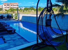 Apartments AM'AN with pool, Novalja, hotel v Novalji