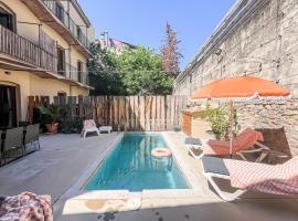 Aptw Pool in heart of old town, hotel v destinaci Girona