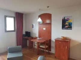 Studio cosy avec terrasse, parking couvert, piscine, salle de fitness, proche pistes - Accepte animaux - FR-1-404-253