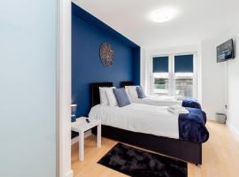 Contractors 4 Beds 2 BathroomsTown Centre Parking, hotel u gradu Bejzingstok