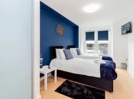 Contractors 4 Beds 2 BathroomsTown Centre Parking