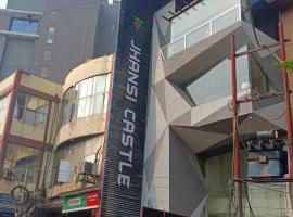 ์์์ ์์นํ ํธํ
Jhansi Castle Inn