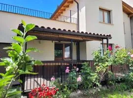 Casa Julio, bonita casa cómoda y espaciosa, totalmente reformada con terraza y jardin privado
