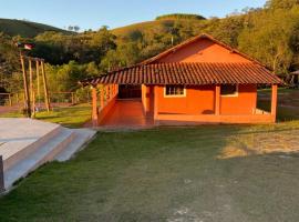 Recanto da Alegria - Casa em Cunha com Piscina, Churrasqueira,Lareira,Deck – hotel w mieście Cunha