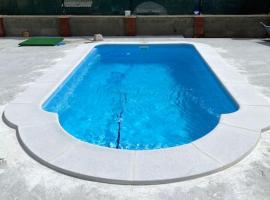 Casa LYA con piscina, sumarbústaður í Valladolid