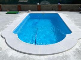 Casa LYA con piscina, hotel din Valladolid