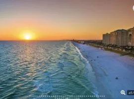 3 min walk to beach- Gulf breeze lakefront retreat! Sleeps 8