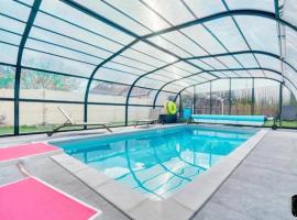 Villa confortable à Ranville, piscine privée, hotel i Ranville