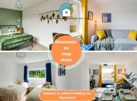 Private 2Bed-Parking-Sleeps5-By FabAccommodation