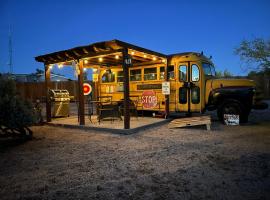 Bus Stop Saloon, holiday home sa Cave Creek