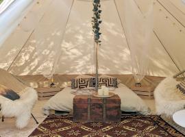 Glamping Grindhuset, campeggio di lusso a Helgeroen