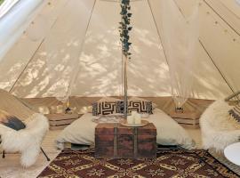 Glamping Grindhuset – hotel w mieście Helgeroa