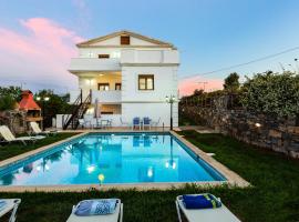 Villa Eleftheria: 5 bedroom villa with Pool & Jacuzzi in Panormo! โรงแรมในพาโนร์โมส เรธิมโน