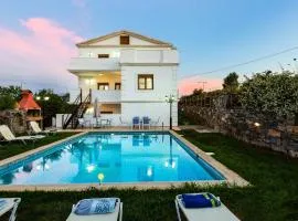 Villa Eleftheria: 5 bedroom villa with Pool & Jacuzzi in Panormo!