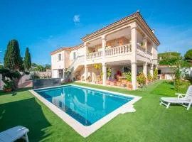 R153 - Espaciosa Villa con Piscina Privada en Coma