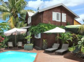 Chalet de 3 chambres avec piscine partagee jacuzzi et jardin amenage a Vincendo Saint Joseph, cabin nghỉ dưỡng ở Saint-Joseph