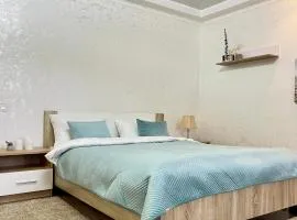 Поруч Озеро та Парк Студія