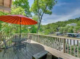 Private Dock and Resort Access Margaritaville Cabin, hotel en Osage Beach
