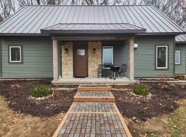 Two Crows Cabin, hotel with parking in Lyndon Station