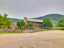 Rural Texas Villa with Hot Tub - Horses Welcome!, hotel in Tarpley