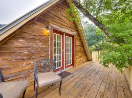Chic Tree House Studio about 24 Mi to Bandera!, hotel with parking in Tarpley