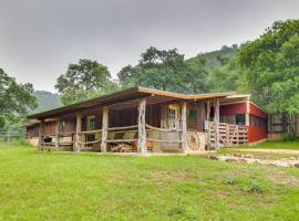 Rural and Horse-Friendly Cabin about 24 Mi to Bandera!, hotel in Tarpley